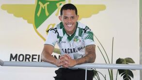 Wallison procura espaço no miolo