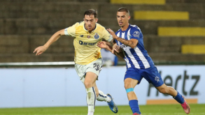 Toni Martínez brinda na sua taça