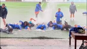 Treino de futebol ou natação? 1.º de Dezembro revela imagens surreais devido ao mau tempo