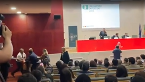 Ministro das Finanças atacado com tinta verde por ativistas climáticos