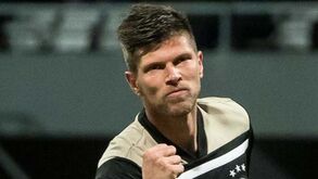 Huntelaar sofre esgotamento e deixa cargo no Ajax
