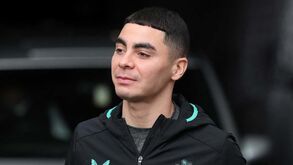 Craque do Newcastle proibido de conduzir durante seis meses após ser apanhado com o telemóvel ao volante