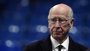Benfica e a morte de Sir Bobby Charlton: «Era um dos maiores vultos do futebol inglês»