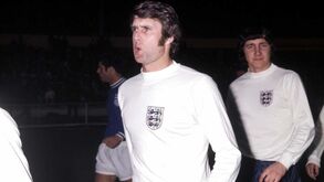Geoff Hurst homenageia Bobby Charlton: «O país inteiro sentirá a falta dele»