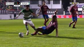 O lance do penálti sobre Edwards que permitiu ao Sporting fazer o empate diante do Olivais