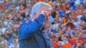 Dos festejos efusivos no golo à expulsão: Mourinho em destaque nos minutos finais do Roma-Monza
