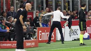 Casaco pelos ares e pontapé no placard publicitário: Allegri de cabeça perdida no Milan-Juventus