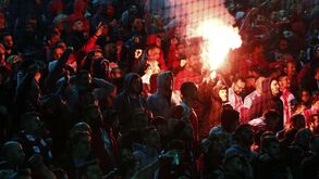 Jogador do Panathinaikos que quase foi atingido por petardo perdeu parcialmente a audição