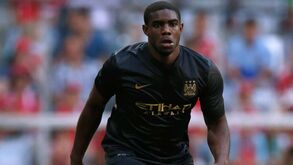 Micah Richards recorda 'ataque' ao minibar: «Bebi uns 10 copos e Pellegrini chamou-me para jogar»