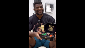 Cristiano Ronaldo oferece relógio de 115 mil euros a lutador camaronês: «Obrigado, irmão!»