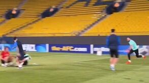 Guarda-redes do Al Nassr 'perde a cabeça' e persegue Otávio após penálti à Panenka