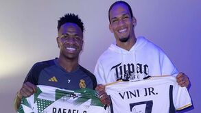 Rafael Santos troca camisola com Vinícus Júnior