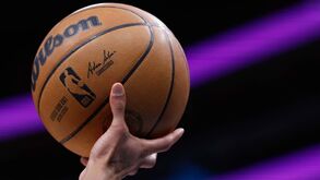 NBA tem o primeiro árbitro transexual não binário 
