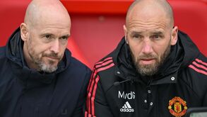 Só lhe faltava esta: Ten Hag pode perder Van der Gaag para o Ajax