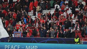 Assobios e alguns lenços brancos na Luz depois da derrota do Benfica com a Real Sociedad