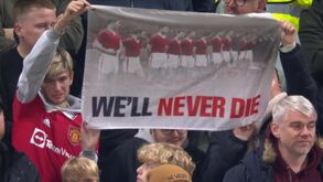 A emocionante homenagem de Old Trafford a Sir Bobby Charlton