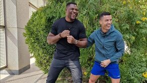 Ngannou lembra o dia em que conheceu Ronaldo: «Espero que este gajo não esteja a gozar comigo»