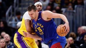 Nuggets entram na nova época com triunfo na visita aos Lakers