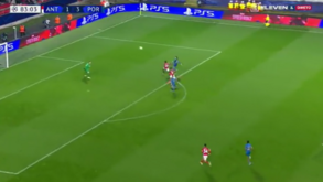 Evanilson 'on fire': avançado brasileiro completou hat trick com chapéu certeiro