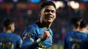 Hat trick vindo do banco deixa Evanilson na história da Champions