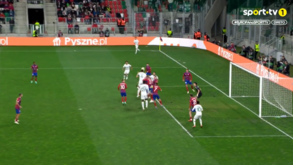 Cabeçada de Coates coloca o Sporting na frente na Polónia: veja o golo