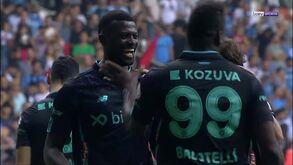 Balotelli podia ter bisado mas perdeu no 'pedra, papel e tesoura' e teve de dar penálti a colega