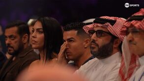 De mão na cabeça e com as emoções à flor da pele: as reações de Ronaldo no combate Fury vs Ngannou