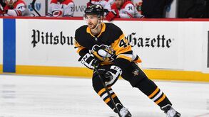 Jogador de hóquei no gelo morre atingido por lâmina de patim na garganta