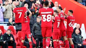 Diogo Jota inaugura marcador no Liverpool-Nottingham Forest e mostra camisola de Luis Díaz