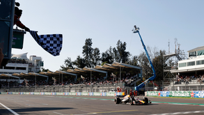 Pérez vacilou em casa e viu Verstappen vencer o Grande Prémio do México