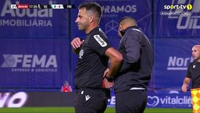 Vizela-FC Porto: Árbitro simulou problema no intercomunicador... porque não tinha o cartão vermelho no bolso