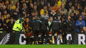 O momento em que Pedro Neto saiu de maca no Wolverhampton-Newcastle