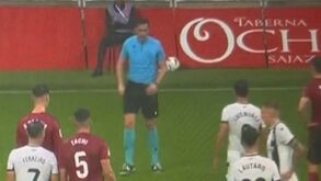 Nunca visto: árbitro espanhol usa spray para... afastar jogadores
