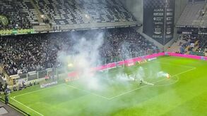 Chuva de tochas interrompeu o Boavista-Sporting na primeira parte