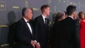 Gundogan volta a dar que falar: médio 'fugiu' da foto de grupo do Barcelona na cerimónia da Bola de Ouro