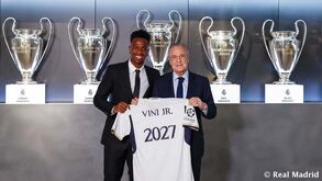 Vinícius Júnior renova com o Real Madrid até 2027 