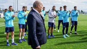 «Um aplauso para as 1.000 vitórias»: Pinto da Costa homenageado no treino do FC Porto