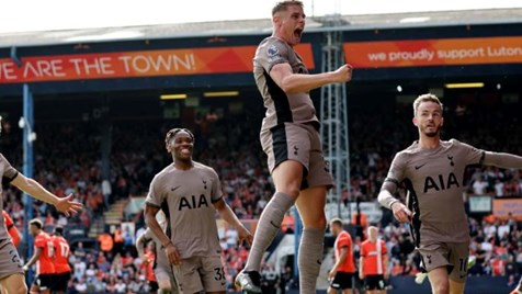 Jota dá vitória ao Liverpool sobre Tottenham em jogo de loucos