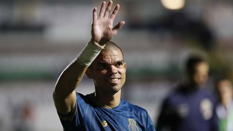 Pepe marca de cabeça e faz história na Champions League