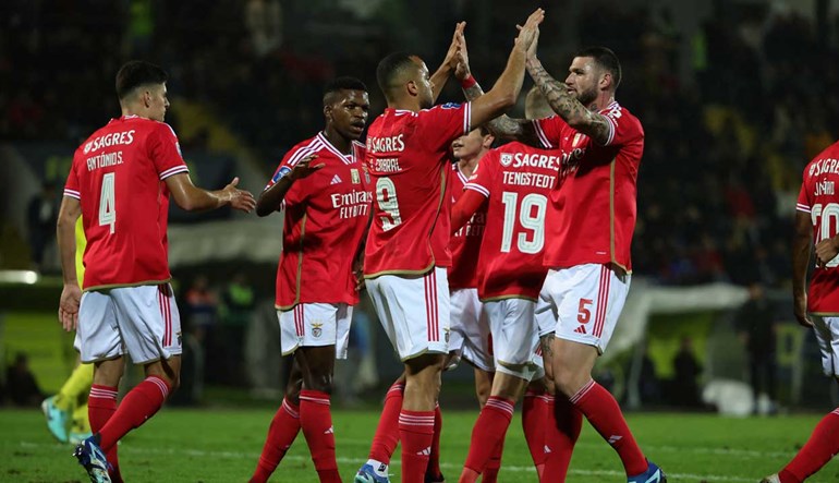 Benfica de novo com três centrais para tentar sobreviver na Champions