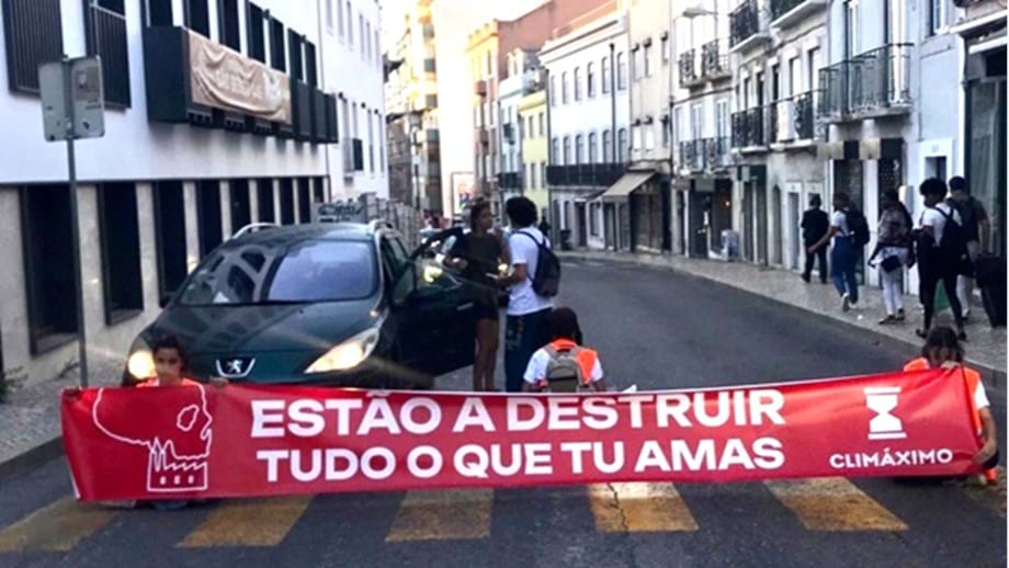 Ativistas bloqueiam rua de São Bento em Lisboa: há três detidos 