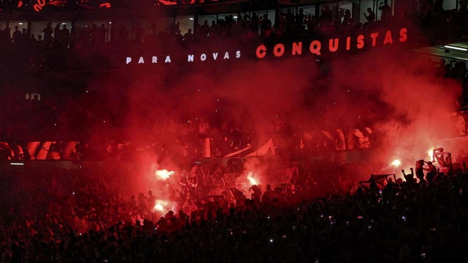 Pirotecnica no clássico vale multa de mais de 20 mil euros ao Benfica