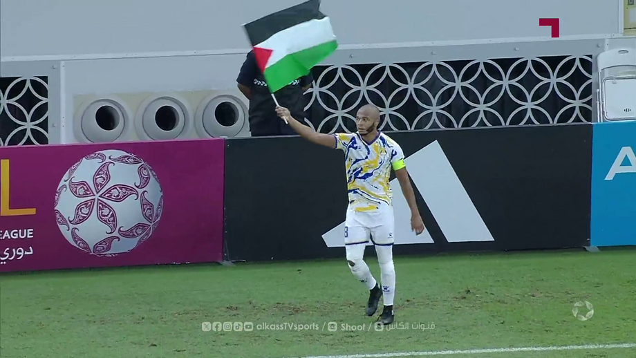 Brahimi marca à equipa de Leonardo Jardim e ergue a bandeira da Palestina no relvado