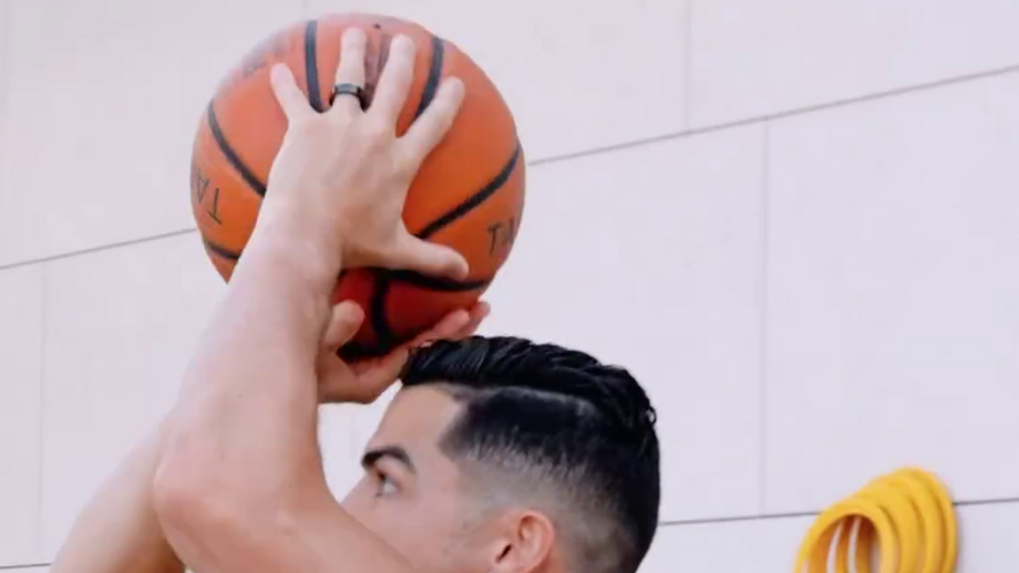 Momento antes do início da sessão de hoje, o craque português foi 'apanhado' a encestar uma bola à primeira tentativa