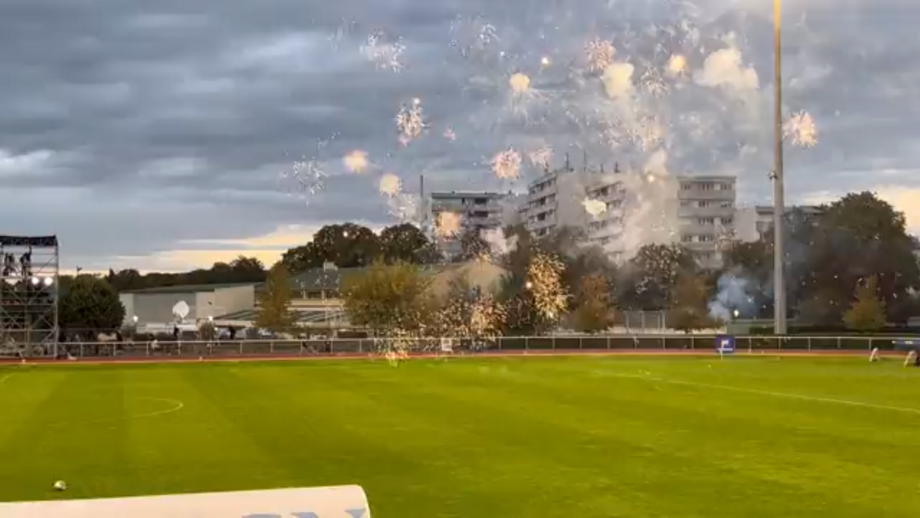 Equipas femininas do PSG e do Reims disputavam a primeira parte quando o encontro teve de ser interrompido