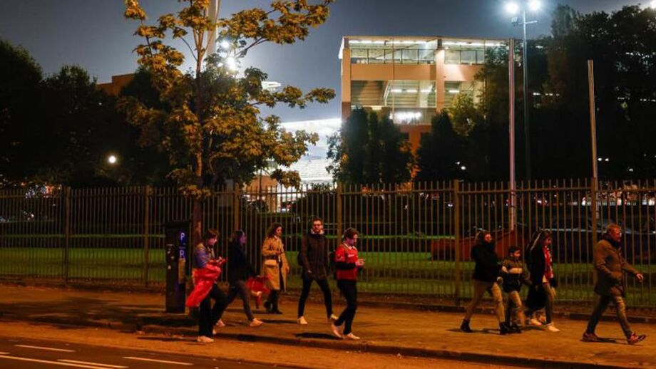 Jogo foi interrompido ao intervalo após a morte de dois adeptos suecos