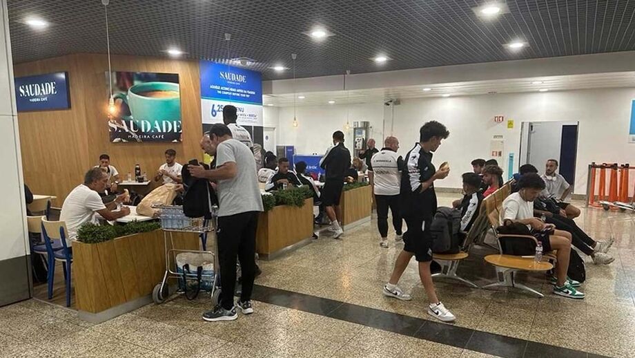 A comitiva no aeroporto, esta segunda-feira