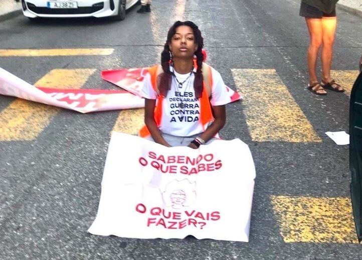 Ativistas bloqueiam rua de São Bento em Lisboa. Há três detidos 