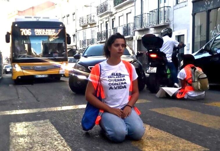 Ativistas bloqueiam rua de São Bento em Lisboa. Há três detidos 
