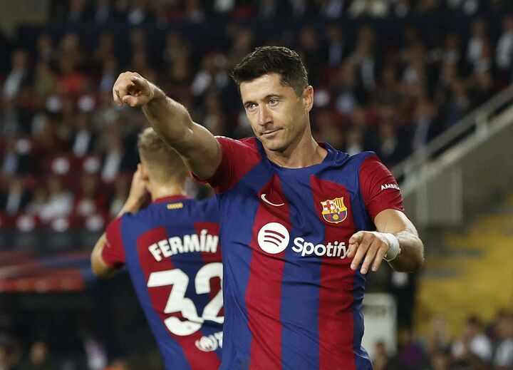 11. Robert Lewandowski (Barcelona, Espanha) - Ganhos em campo: 23 milhões de euros; Ganhos fora de campo: 10 milhões de euros. Total: 33 milhões de euros.